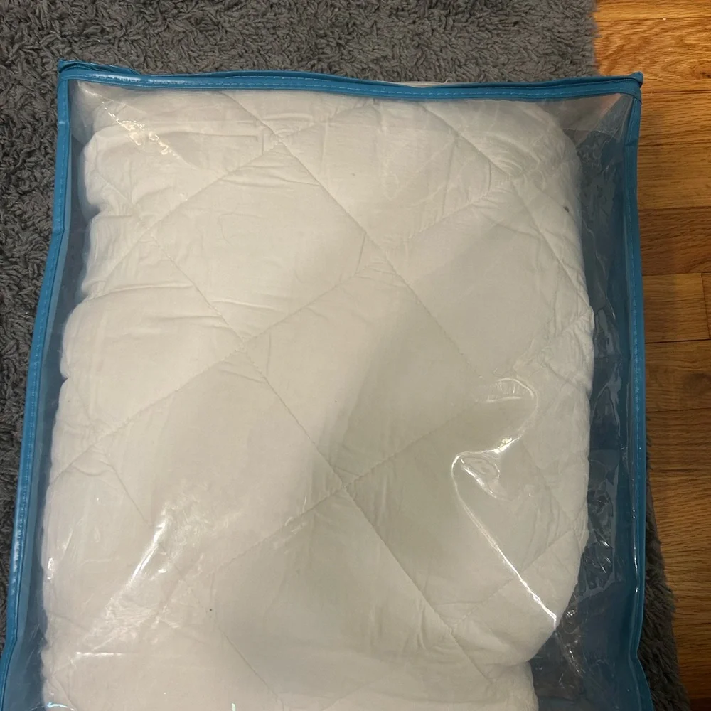 New-Serta waterproof mattress pad. Twin
